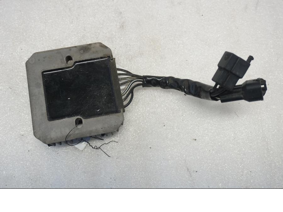 Baksidan på Likriktare från en Suzuki VL 800 -2004 motorcykel.