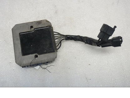 Baksidan på Likriktare från en Suzuki VL 800 -2004 motorcykel.