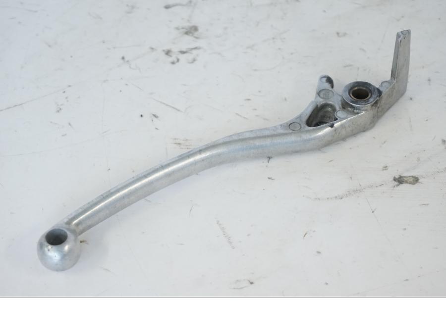 Snett nerifrån på Bromsgrepp från en Honda SH 300 A -2011 scooter.