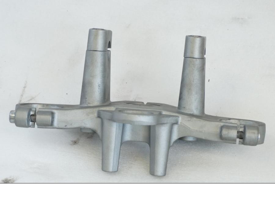 Höger sida på Gaffelkrona från en Yamaha TDM 850 -1998 motorcykel.