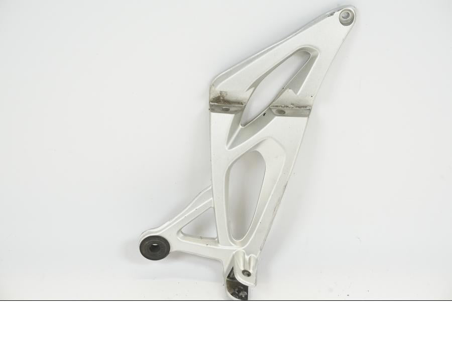 Framsidan på Fotpinnefäste från en BMW K 1200 S -2006 motorcykel.