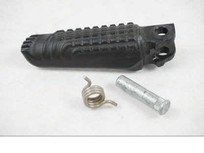 Framsidan på Fotpinne från en KTM 1290 Super Duke R EVO -2023 motorcykel.