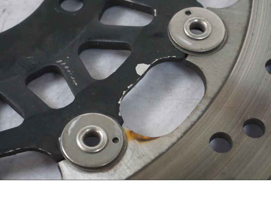 Snett nerifrån på Bromsskiva från en Triumph Daytona 955I -2000 motorcykel.