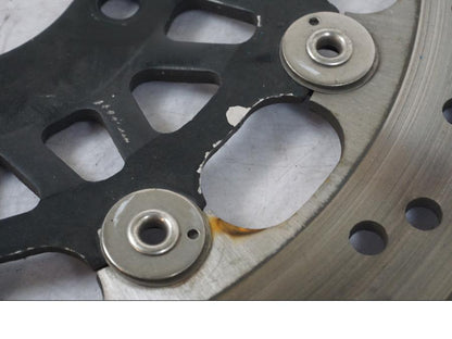 Snett nerifrån på Bromsskiva från en Triumph Daytona 955I -2000 motorcykel.