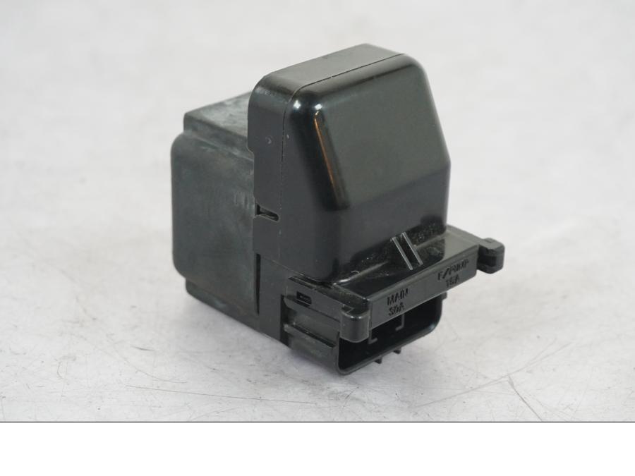 Snett uppifrån på Startrelä från en Kawasaki Z 900 -2019 motorcykel.