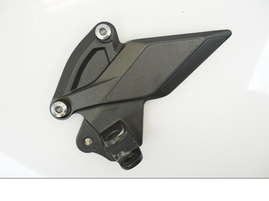 Framsidan på Fotpinnefäste från en Kawasaki Z 1000 -2014 motorcykel.