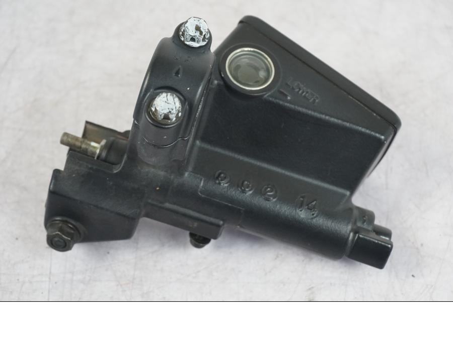 Höger sida på Kopplingshuvudcylinder från en Suzuki GSX 1300 RX -1999 motorcykel.