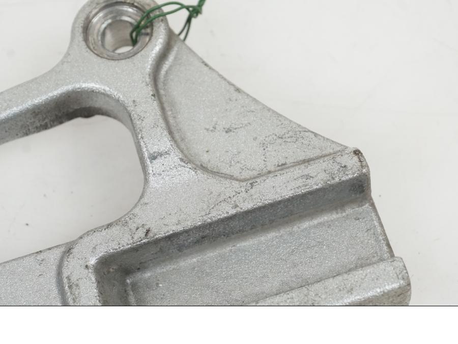 Baksidan på Bromsoksfäste från en Kawasaki ZX-9R -2002 motorcykel.