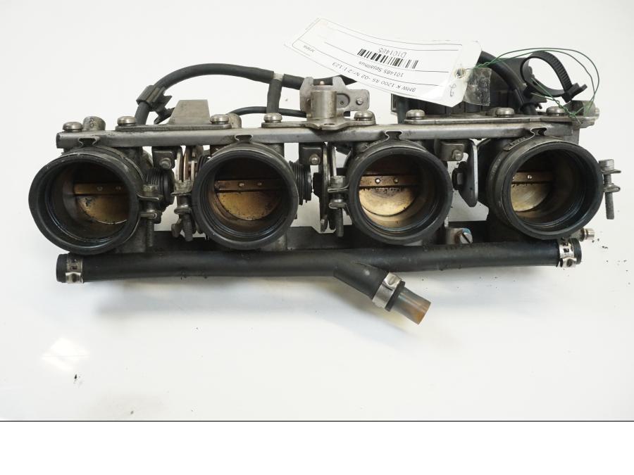 Baksidan på Spjällhus från en BMW K 1200 RS -2002 motorcykel.