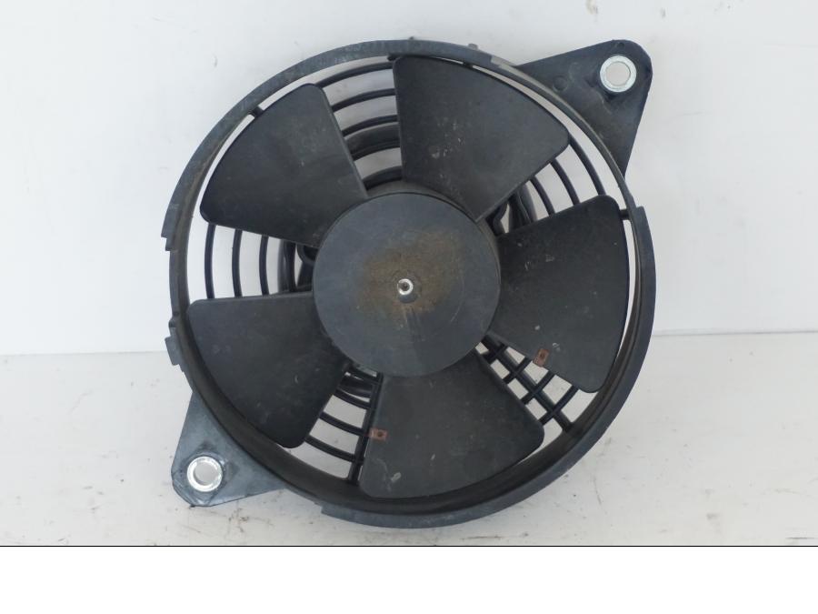 Framsidan på Vattenkylfläkt från en Honda SH 300 A -2011 scooter.