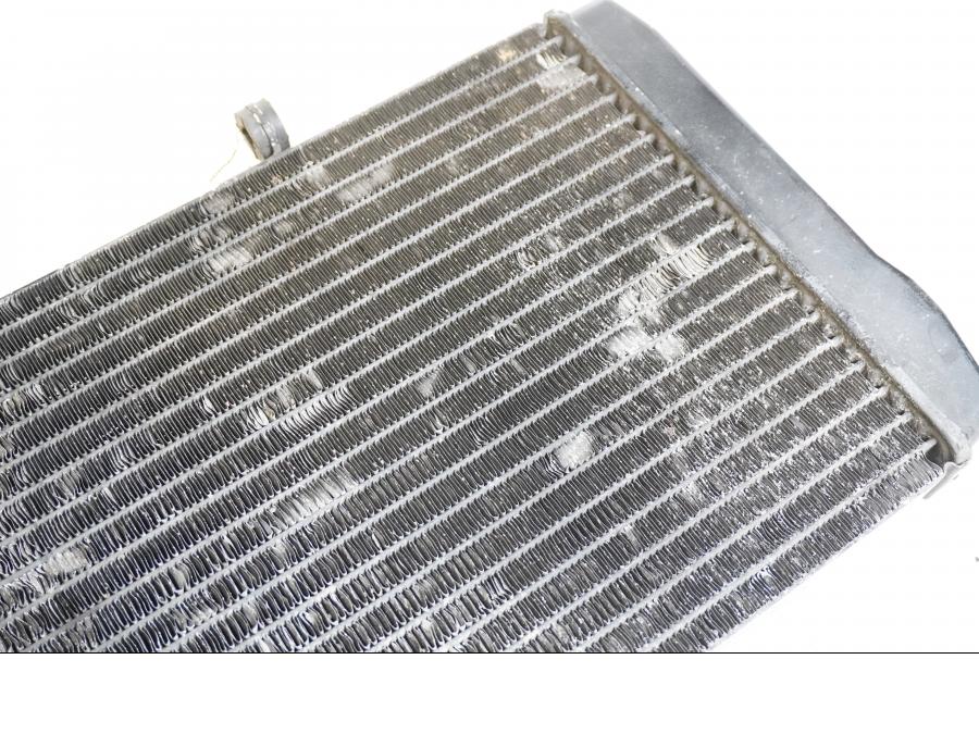 Snett nerifrån på Vattenkyl från en Honda CBR 1100 XX -1997 motorcykel.