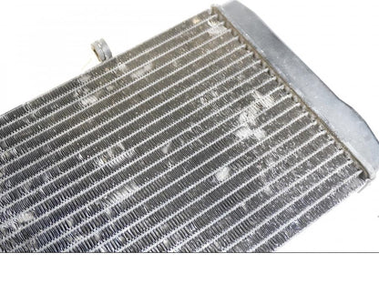 Snett nerifrån på Vattenkyl från en Honda CBR 1100 XX -1997 motorcykel.