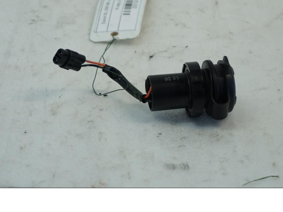 Höger sida på El uttag 12 V från en Suzuki DL 1000 -2016 motorcykel.