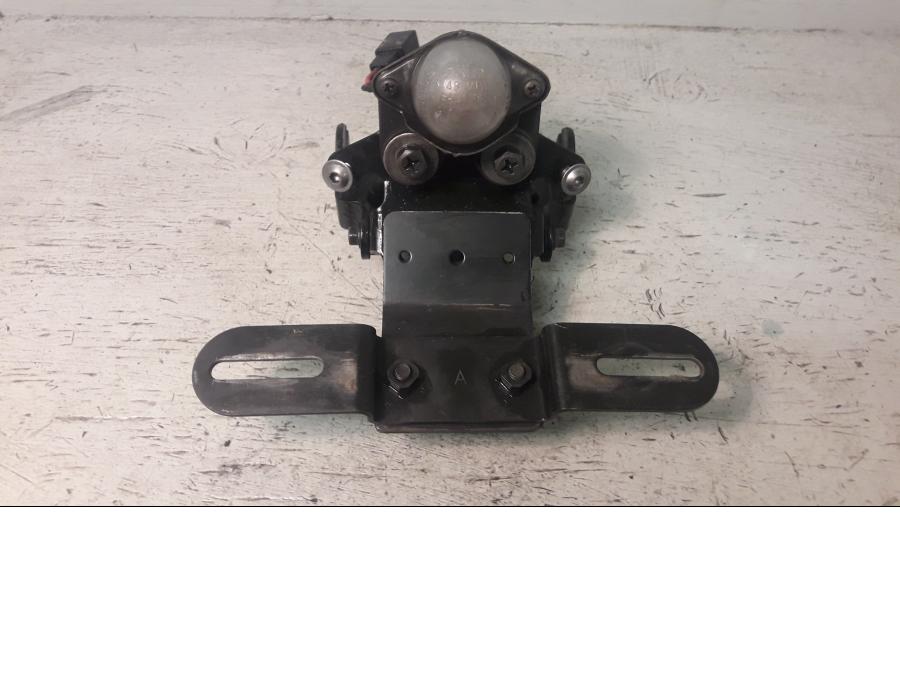 Framsidan på Skylthållare från en Kawasaki VN 900 -2007 motorcykel.