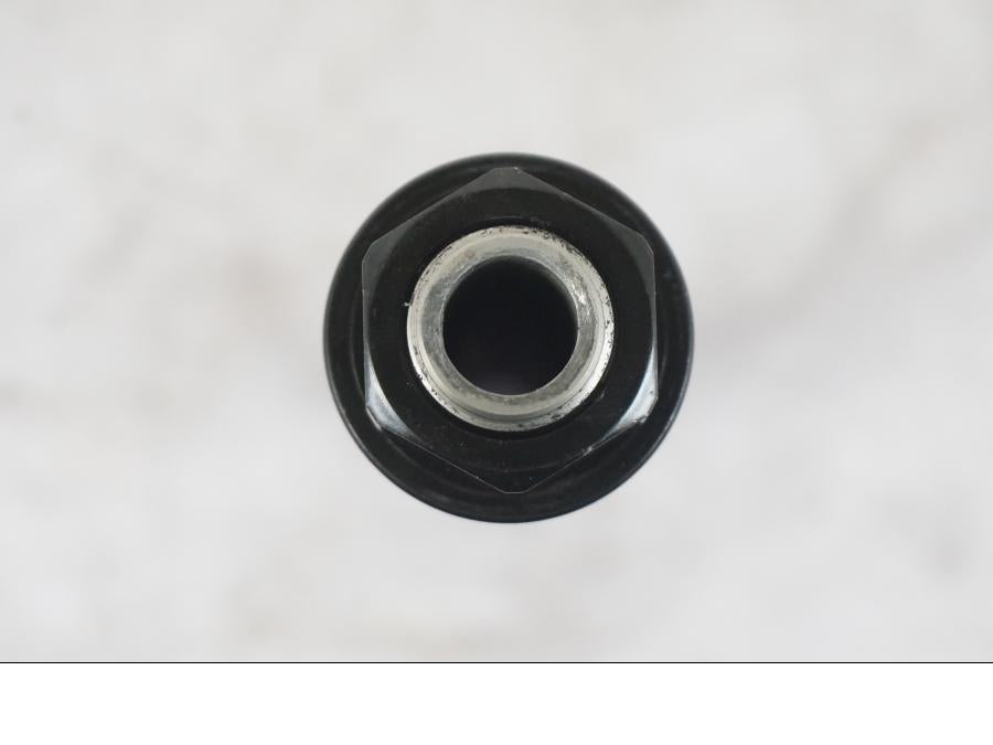 Vänster sida på Axel från en KTM 1290 Super Duke R -2022 motorcykel.