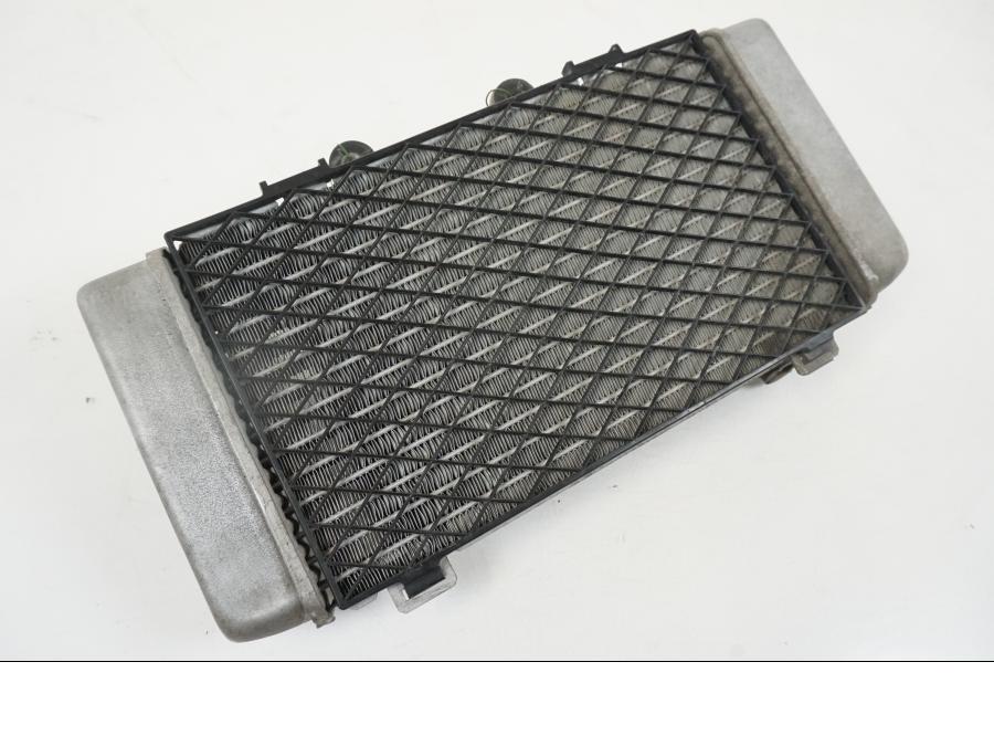 Framsidan på Vattenkyl från en Honda XL 1000 V -2008 motorcykel.