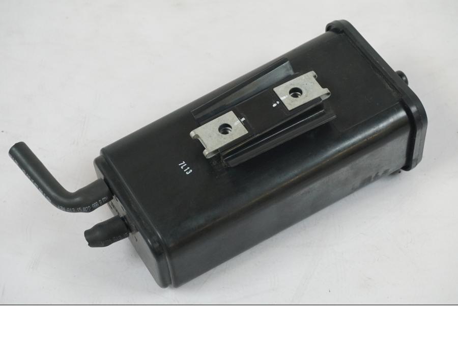 Vänster sida på Bensintanksavluftare från en KTM 1290 Super Duke R -2018 motorcykel.