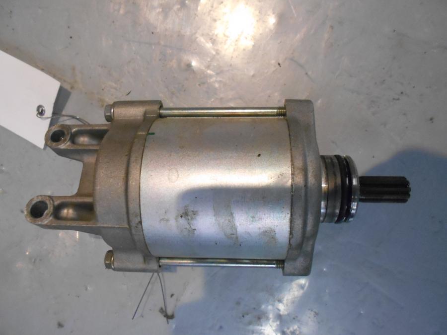 Baksidan på Startmotor från en BMW S 1000 RR -2010 motorcykel.