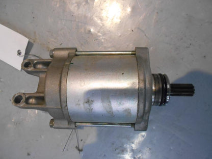 Baksidan på Startmotor från en BMW S 1000 RR -2010 motorcykel.