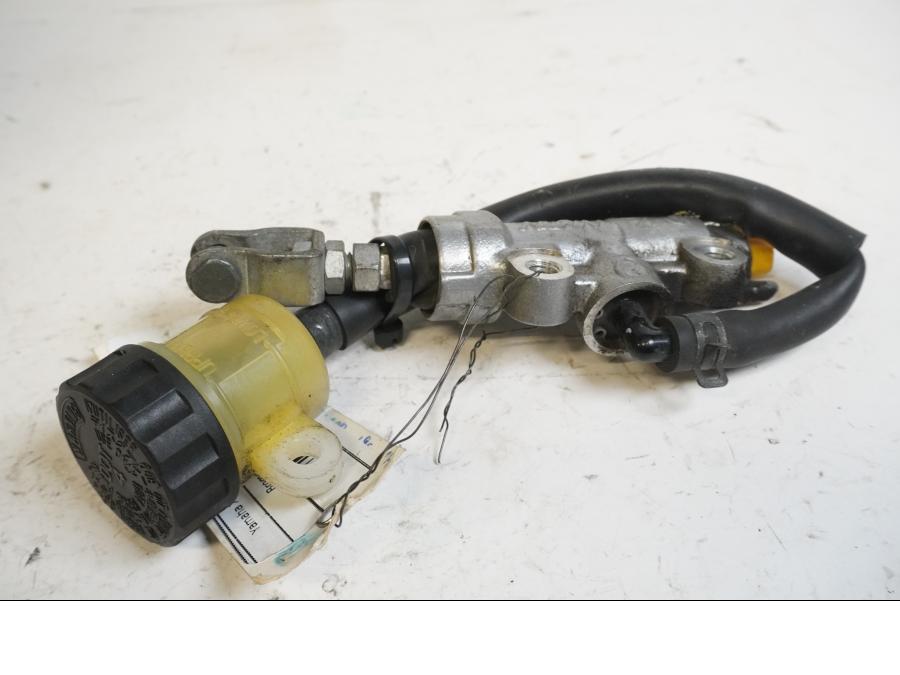 Baksidan på Bromshuvudcylinder från en Yamaha XT 660 X -2008 motorcykel.