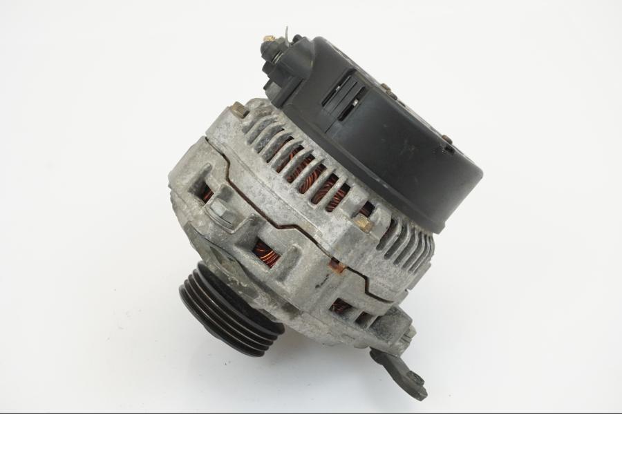 Snett nerifrån på Generator från en BMW R 1150 R -2002 motorcykel.