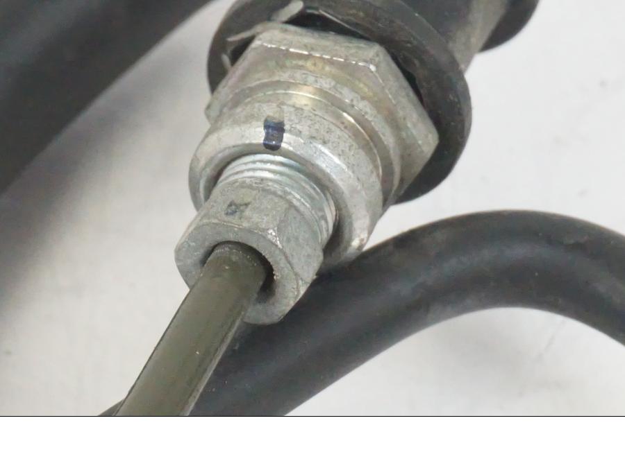 Vänster sida på Bromsledning från en Suzuki VZR 1800 -2009 motorcykel.