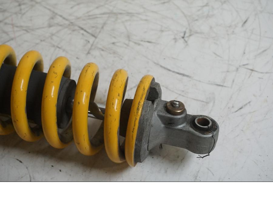 Baksidan på Stötdämpare från en Triumph Daytona 675 -2011 motorcykel.