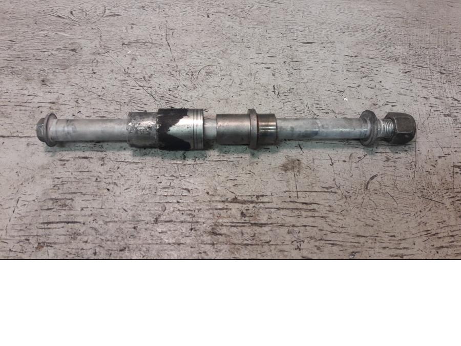 Framsidan på Axel från en Suzuki LS 650 -2002 motorcykel.