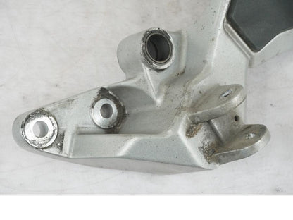 Baksidan på Fotpinnefäste från en Triumph Tiger Explorer -2013 motorcykel.