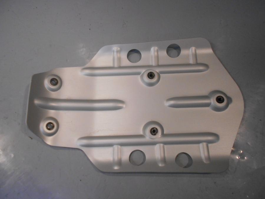 Baksidan på <p>Hasplåt från BMW R 1200 GS 2013.</p>

<p>K50 (R 1200 GS, R 1250 GS) (10/2011 - 07/2018).</p>

<p>K51 (R 1200 GS Adv, R 1250 GS Adv.) (09/2012 - 08/2018).</p> motorcykel.