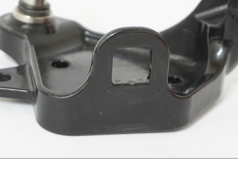 Vänster sida på Fotpinnefäste från en H-D Softail -2004 motorcykel.