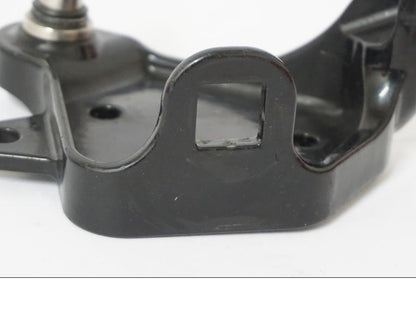 Vänster sida på Fotpinnefäste från en H-D Softail -2004 motorcykel.