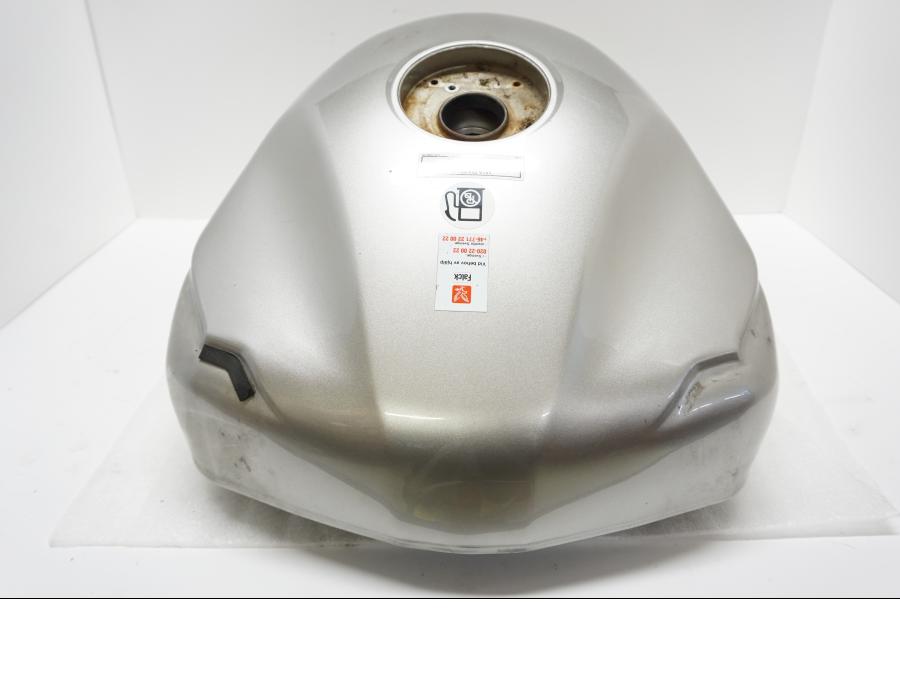 Höger sida på Bensintank från en Yamaha TDM 900 -2002 motorcykel.