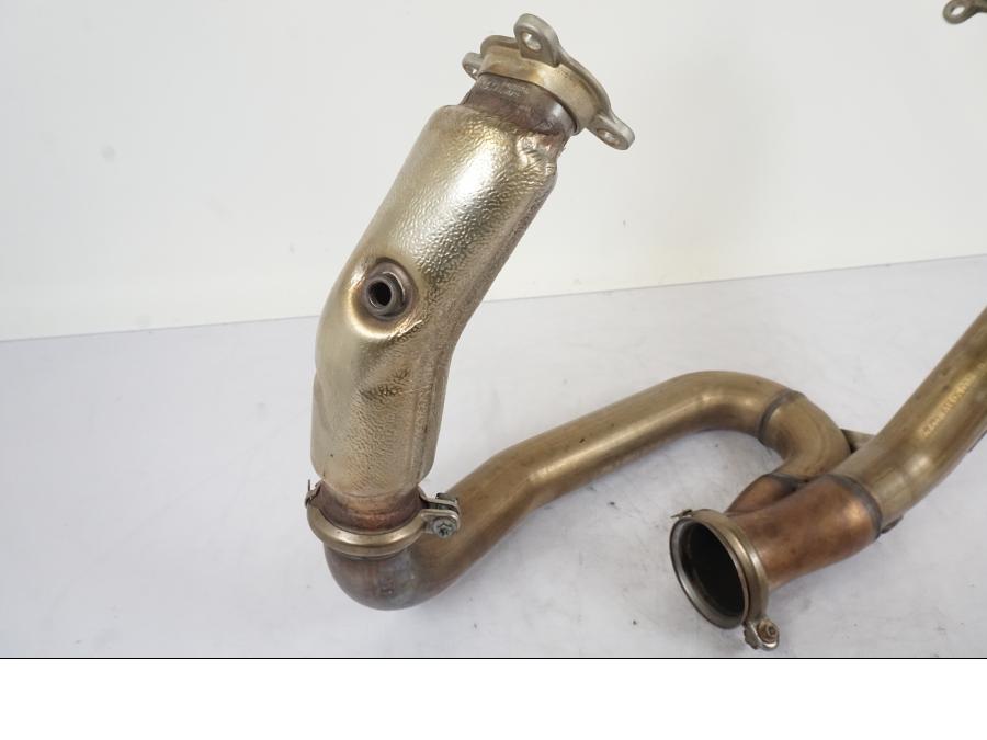 Snett nerifrån på Grenrör från en KTM 1290 Super Duke -2019 motorcykel.