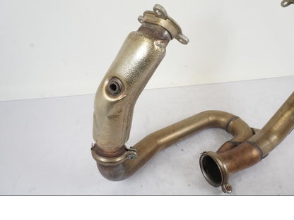 Snett nerifrån på Grenrör från en KTM 1290 Super Duke -2019 motorcykel.