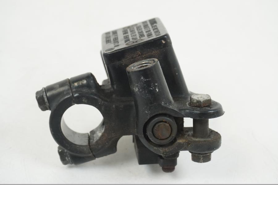 Baksidan på Bromshuvudcylinder från en Honda CBR 125 R -2006 motorcykel.