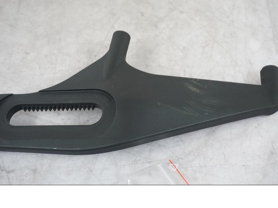 Höger sida på Vindrutefäste från en KTM 1290 Super Adventure S -2022 motorcykel.