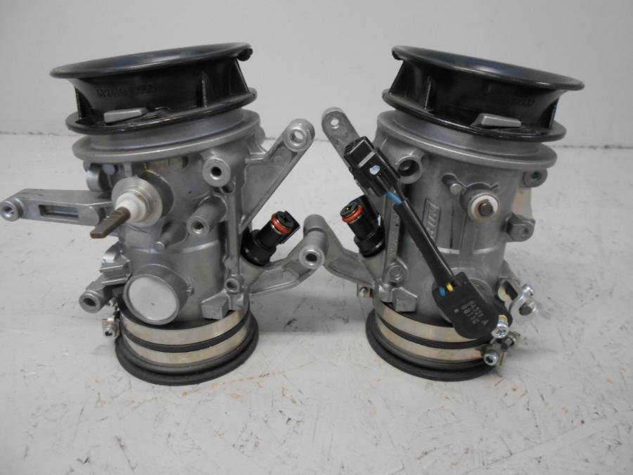 Baksidan på Spjällhus från en KTM RC8 -2013 motorcykel.