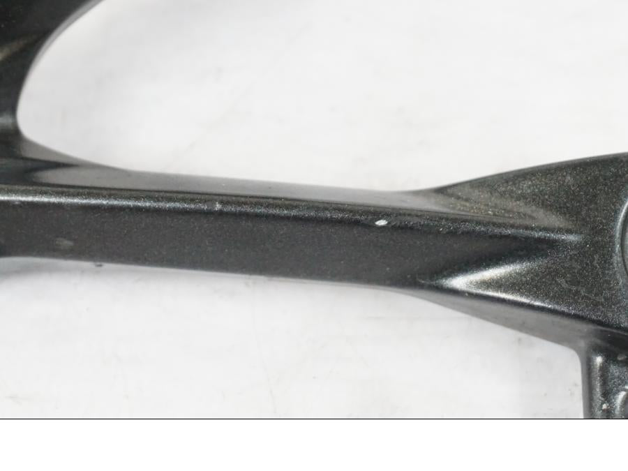 Baksidan på Fotpinnefäste inre från en Kawasaki ZX-6R -2011 motorcykel.