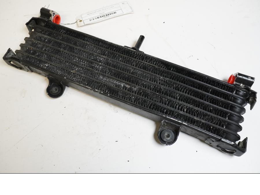 Snett uppifrån på Oljekyl från en Yamaha XJR 1300 -2002 motorcykel.