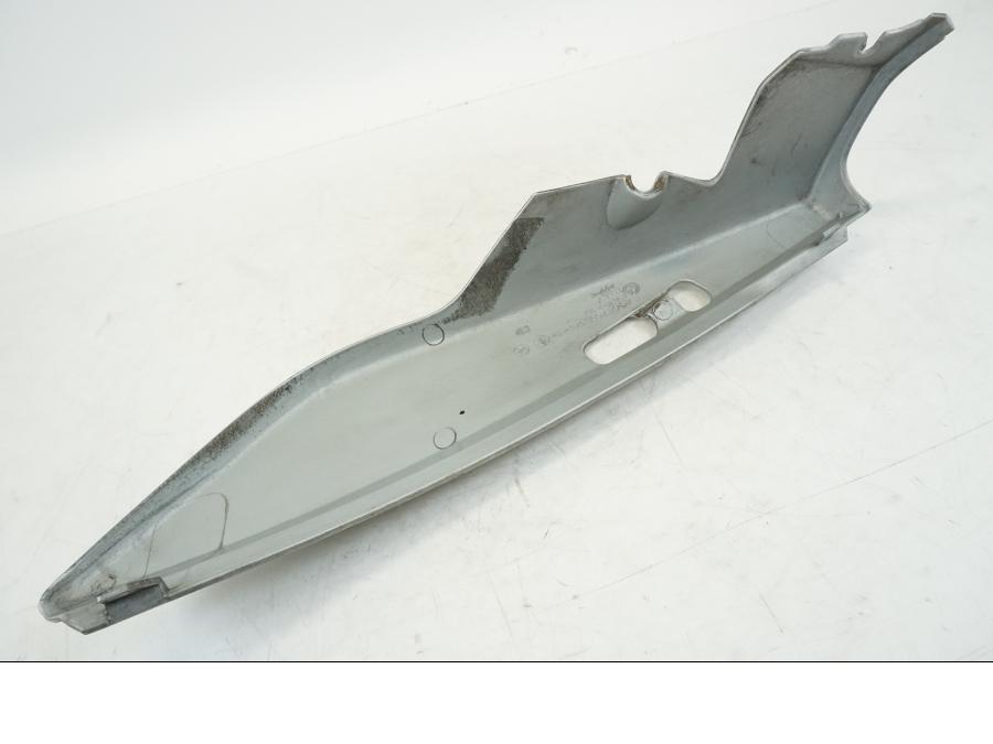 Snett nerifrån på Bakvinge från en BMW F 650 CS -2003 motorcykel.