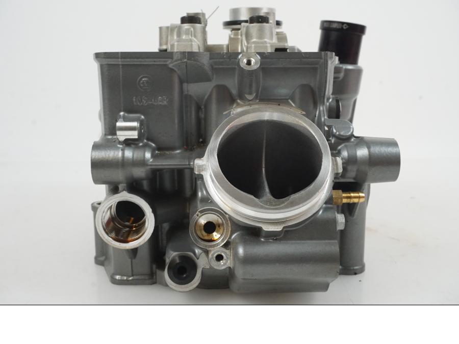 Höger sida på Topplock från en KTM 1290 Super Duke R -2021 motorcykel.