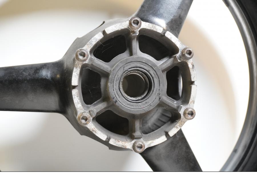 Baksidan på Fälg från en Yamaha YZF R6 -1999 motorcykel.