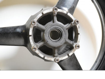 Baksidan på Fälg från en Yamaha YZF R6 -1999 motorcykel.