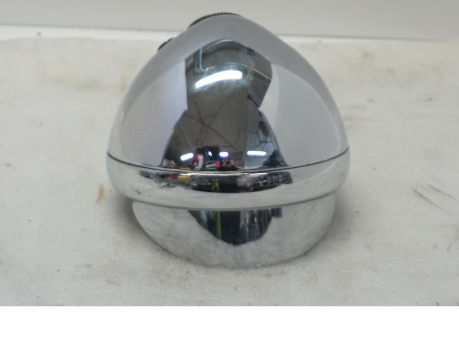 Vänster sida på Strålkastare från en Suzuki VL 800 -2004 motorcykel.