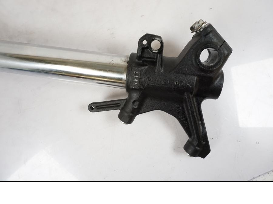 Vänster sida på Gaffelben från en Honda CRF 1000 Africa Twin -2016 motorcykel.