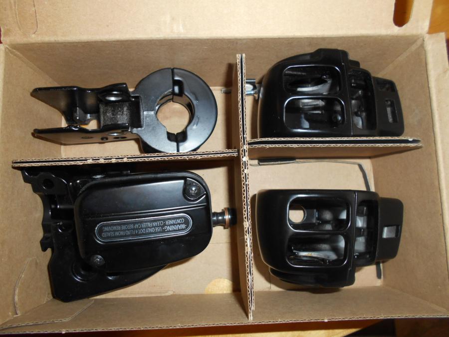 Framsidan på Styrelreglage från en H-D Street Glide FLHX -2008 motorcykel.