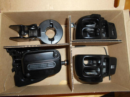 Framsidan på Styrelreglage från en H-D Street Glide FLHX -2008 motorcykel.