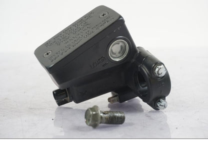 Framsidan på Bromshuvudcylinder från en Suzuki GSX 1300 RX -1999 motorcykel.