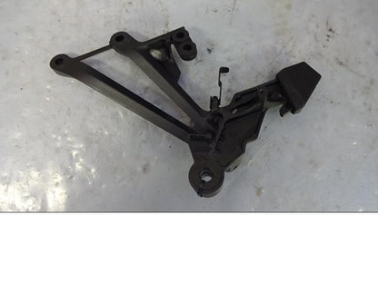 Baksidan på Fotpinnefäste från en Kawasaki Z 1000 -2018 motorcykel.